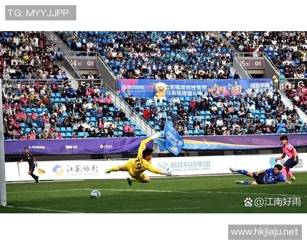 南京足球队比赛经验引发热议球迷对战术与表现的不同看法