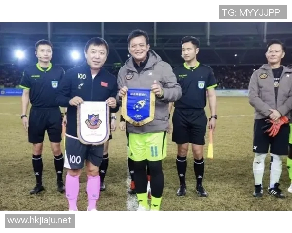中国足球明星的家园探秘：从绿茵场到温馨港湾的生活故事